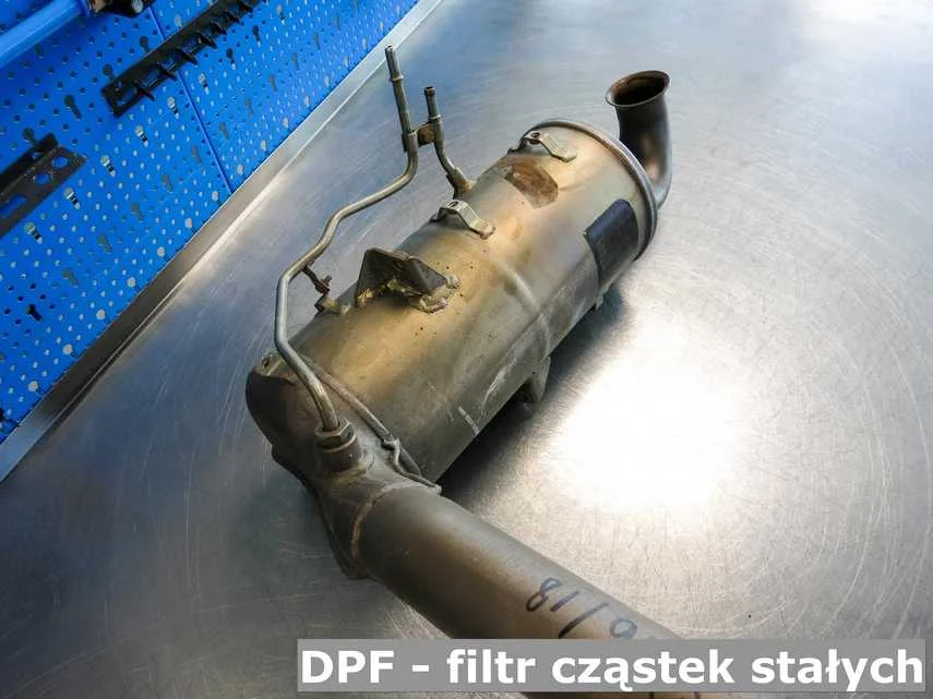 Zregenerowany filtr cząstek stałych na stole w specjalistycznej pracowni regeneracji filtrów DPF FAP i katalizatorów