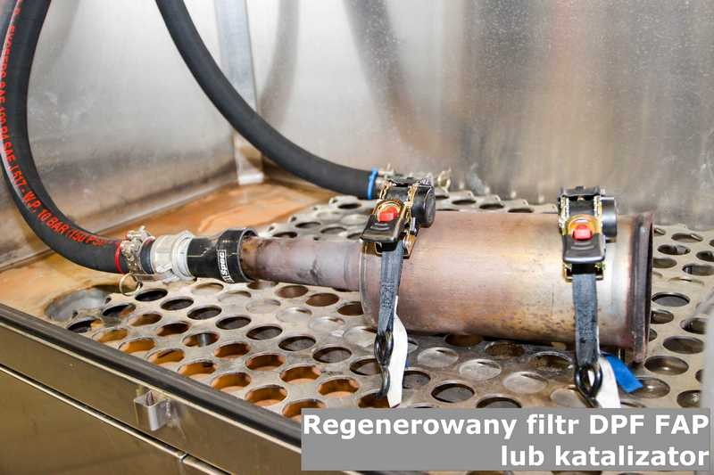 Filtr DPF, FAP lub katalizator zamocowany w maszynie do regeneracji
