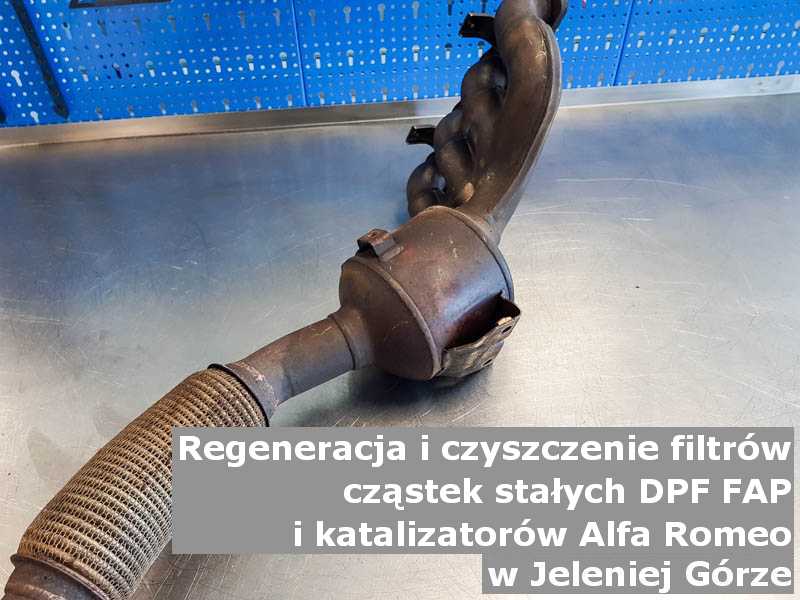 Myty filtr marki Alfa Romeo, na stole w pracowni regeneracji, w Jeleniej Górze.