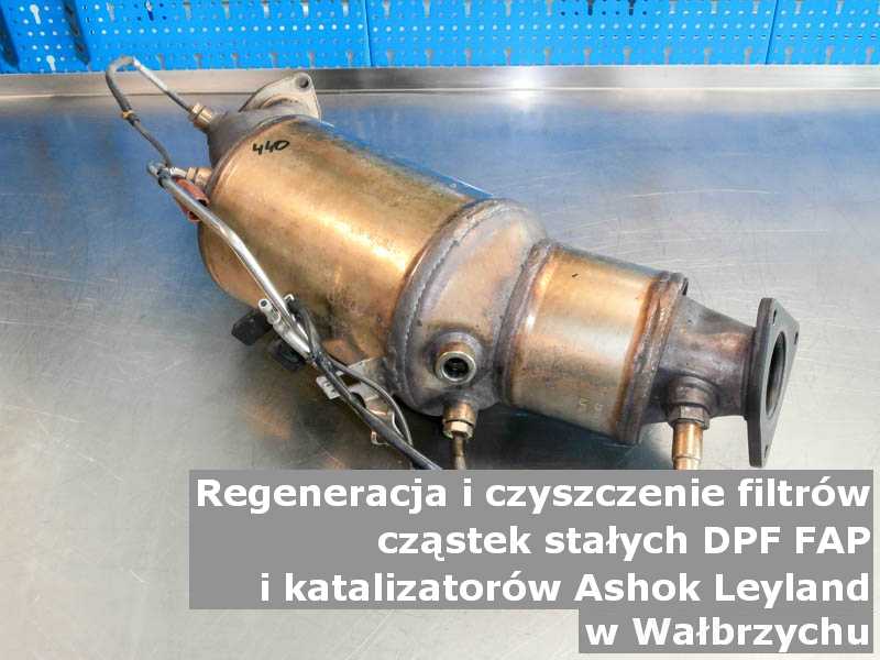 Czyszczony filtr cząstek stałych DPF/FAP marki Ashok Leyland, w pracowni regeneracji na stole, w Wałbrzychu.