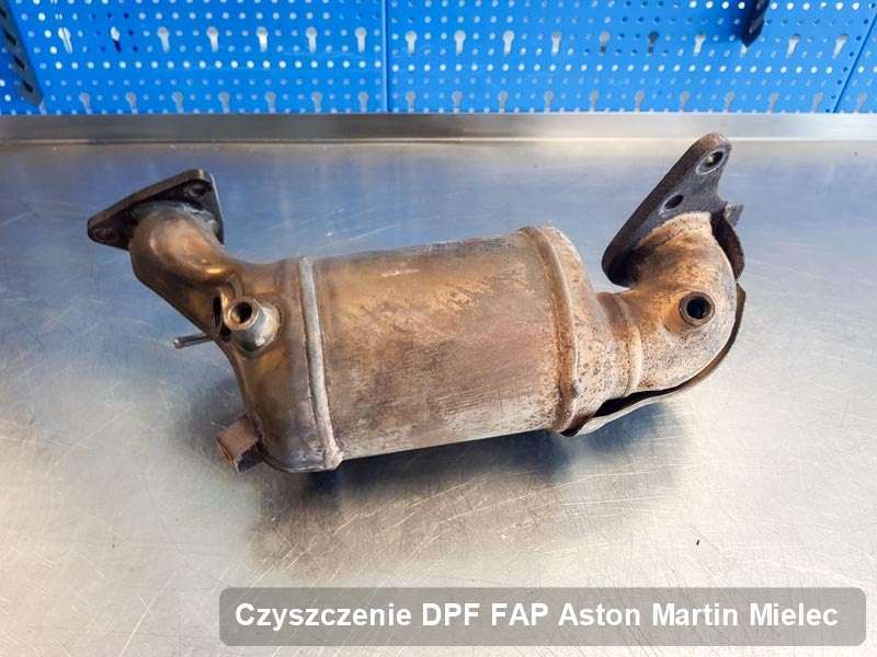 Filtr DPF układu redukcji emisji spalin do samochodu marki Aston Martin w Mielcu wyczyszczony na specjalnej maszynie, gotowy do zamontowania