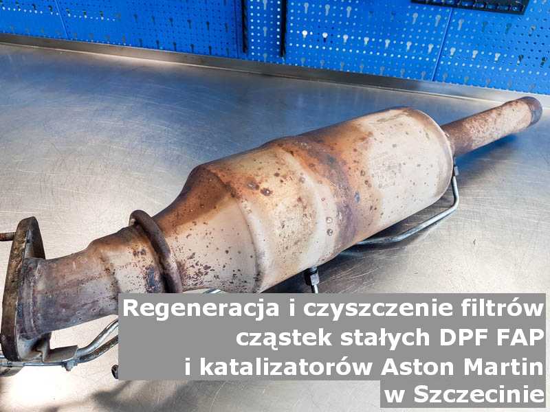 Płukany filtr cząstek stałych DPF/FAP marki Aston Martin, na stole w pracowni regeneracji, w Szczecinie.