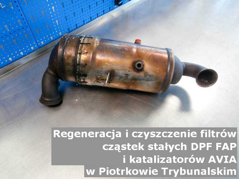Oczyszczony katalizator utleniający marki Avia, na stole w pracowni regeneracji, w Piotrkowie Trybunalskim.
