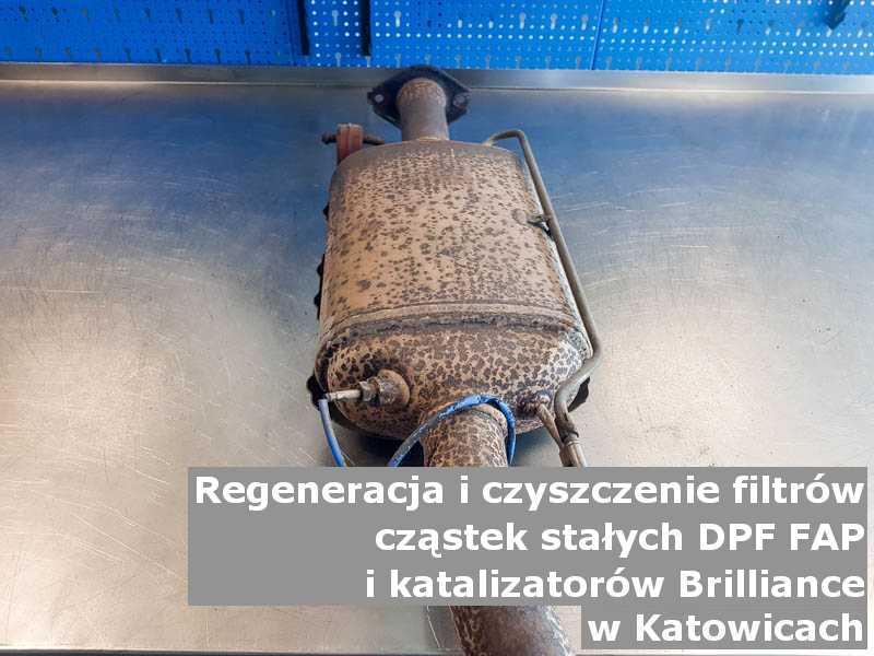 Czyszczony filtr cząstek stałych GPF marki Brilliance, w pracowni regeneracji na stole, w Katowicach.