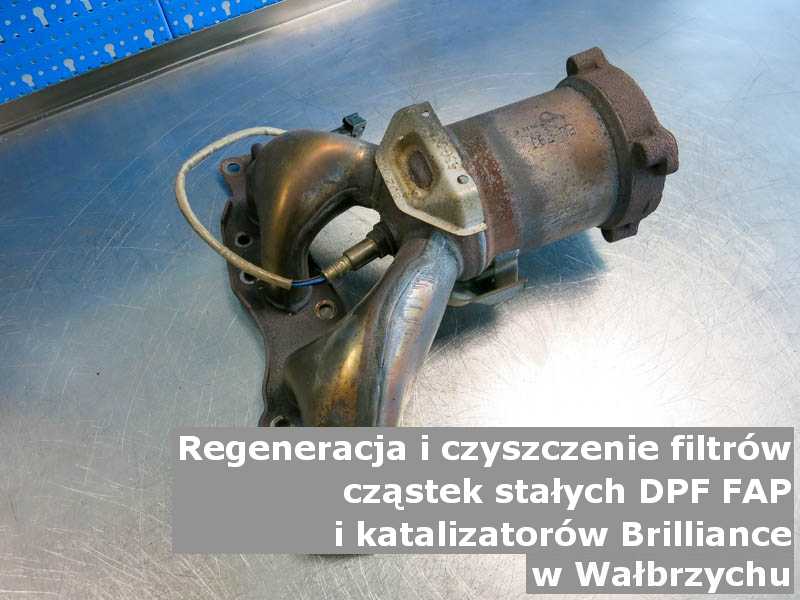 Wypalony filtr cząstek stałych DPF marki Brilliance, w pracowni regeneracji na stole, w Wałbrzychu.