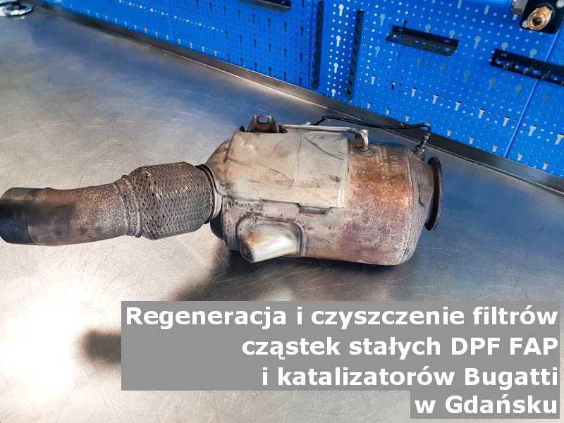 Czyszczony katalizator marki Bugatti, w warsztacie, w Gdańsku.