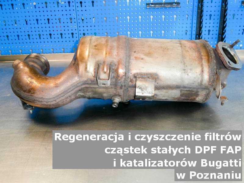 Naprawiony katalizator utleniający marki Bugatti, na stole w pracowni regeneracji, w Poznaniu.