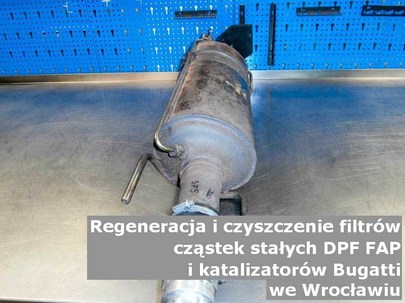 Wypalony z sadzy filtr cząstek stałych GPF marki Bugatti, w laboratorium, w Wrocławiu.