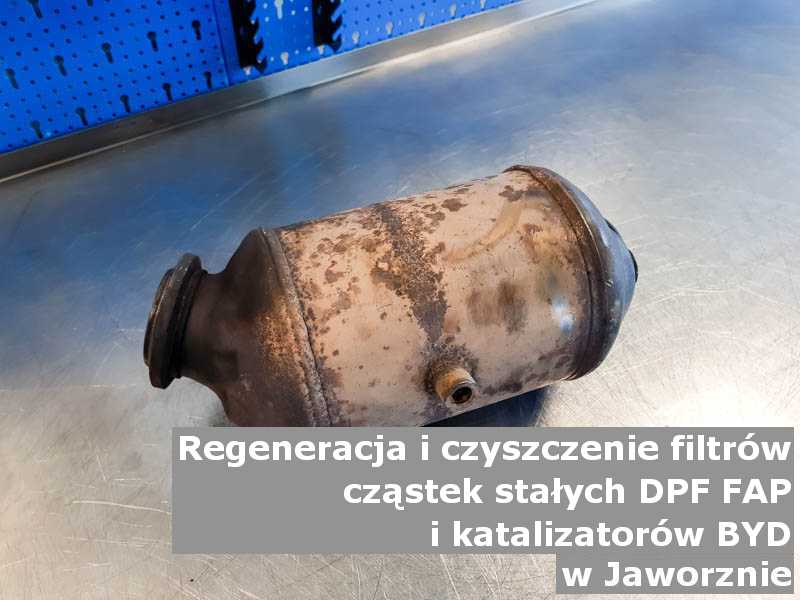 Czyszczony katalizator SCR marki BYD, na stole w pracowni regeneracji, w Jaworznie.