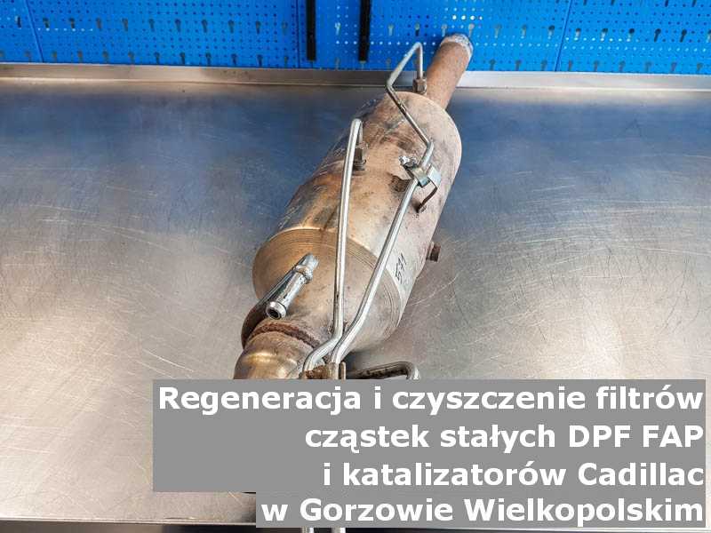 Czyszczony katalizator utleniający marki Cadillac, w warsztacie na stole, w Gorzowie Wielkopolskim.