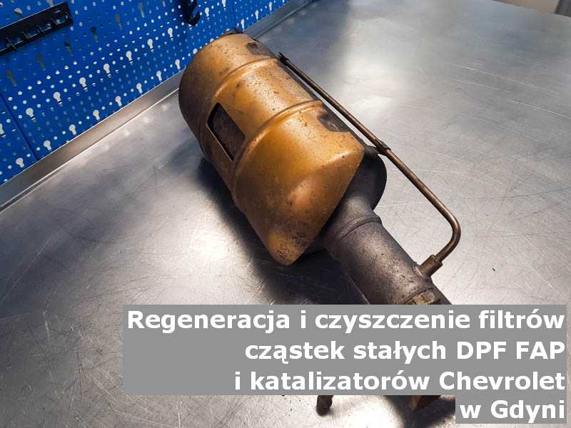 Wypalony filtr cząstek stałych DPF marki Chevrolet, w warsztatowym laboratorium, w Gdyni.