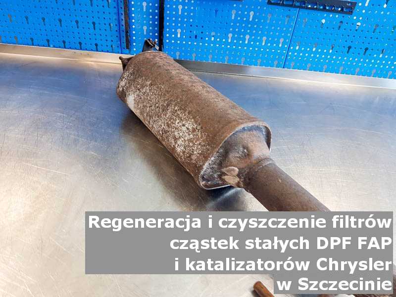Umyty filtr cząstek stałych FAP marki Chrysler, w warsztacie na stole, w Szczecinie.