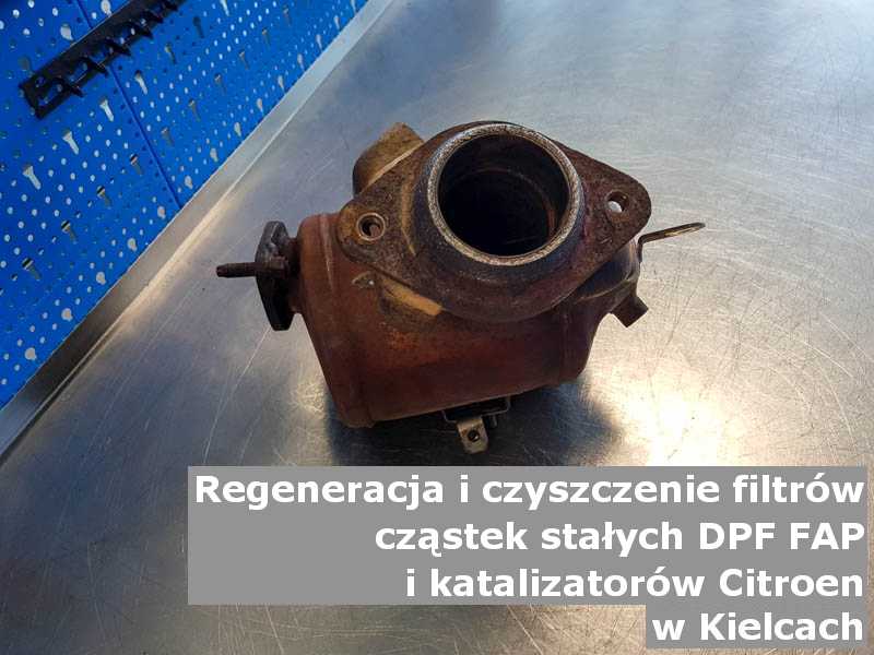 Płukany katalizator samochodowy marki Citroen, na stole w pracowni regeneracji, w Kielcach.
