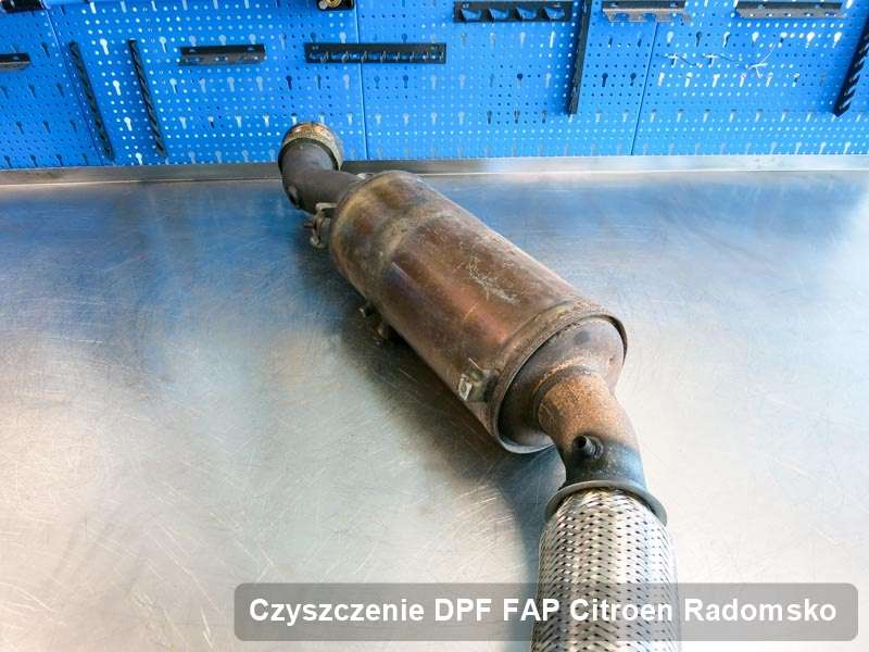 Filtr cząstek stałych DPF do samochodu marki Citroen w Radomsku oczyszczony na specjalistycznej maszynie, gotowy spakowania