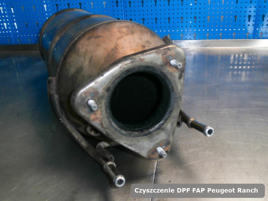 Filtr DPF układu redukcji emisji spalin Peugeot Ranch oczyszczony w specjalnym urządzeniu gotowy do instalacji
