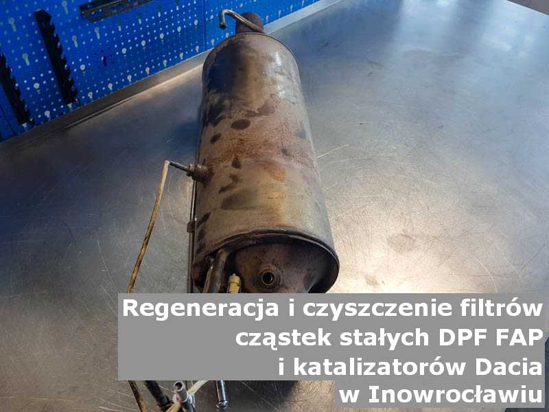 Wypalony z sadzy katalizator SCR marki Dacia, na stole w pracowni regeneracji, w Inowrocławiu.