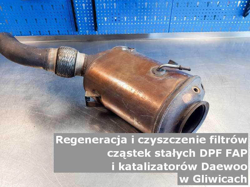 Czyszczony katalizator samochodowy marki Daewoo, w specjalistycznej pracowni, w Gliwicach.