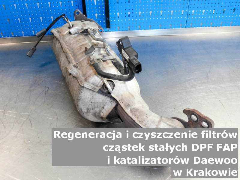 Czyszczony filtr cząstek stałych DPF/FAP marki Daewoo, w pracowni regeneracji na stole, w Krakowie.