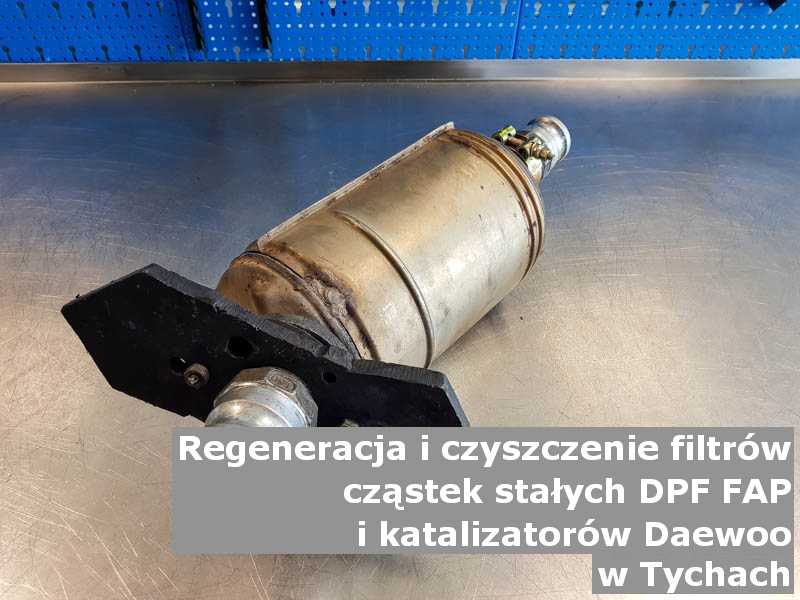 Wypalony filtr cząstek stałych FAP marki Daewoo, w warsztatowym laboratorium, w Tychach.