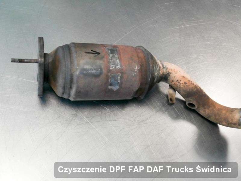 Filtr cząstek stałych do samochodu marki DAF Trucks w Świdnicy wyczyszczony na dedykowanej maszynie, gotowy do zamontowania
