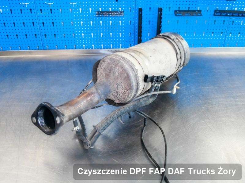Filtr DPF układu redukcji emisji spalin do samochodu marki DAF Trucks w Żorach naprawiony na specjalnej maszynie, gotowy do montażu