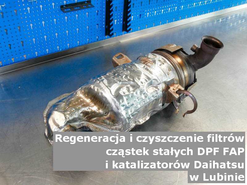 Regenerowany filtr cząstek stałych DPF/FAP marki Daihatsu, w pracowni regeneracji na stole, w Lubinie.
