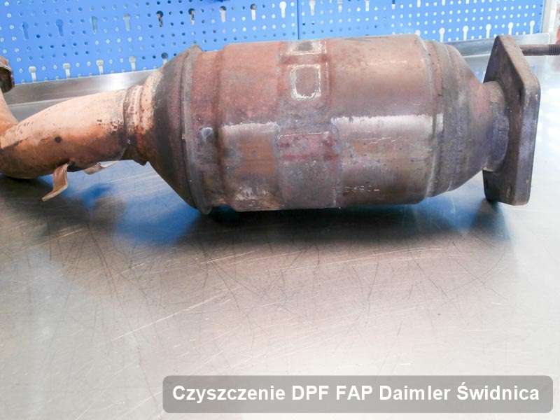 Filtr cząstek stałych DPF do samochodu marki Daimler w Świdnicy oczyszczony w specjalistycznym urządzeniu, gotowy spakowania