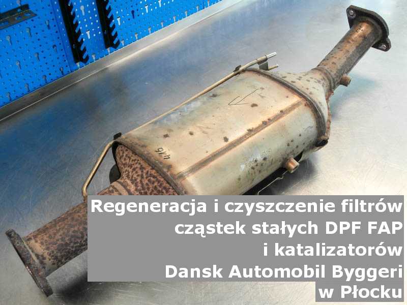 Wypalany filtr DPF marki Dansk Automobil Byggeri, w pracowni regeneracji na stole, w Płocku.