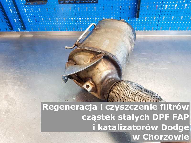 Płukany katalizator utleniający marki Dodge, w warsztatowym laboratorium, w Chorzowie.