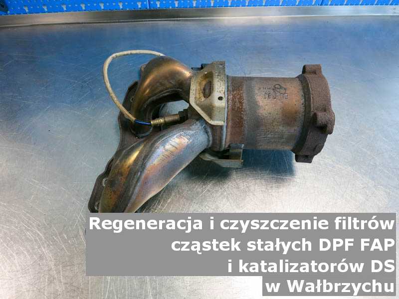 Wypalony z sadzy katalizator samochodowy marki DS, w warsztatowym laboratorium, w Wałbrzychu.