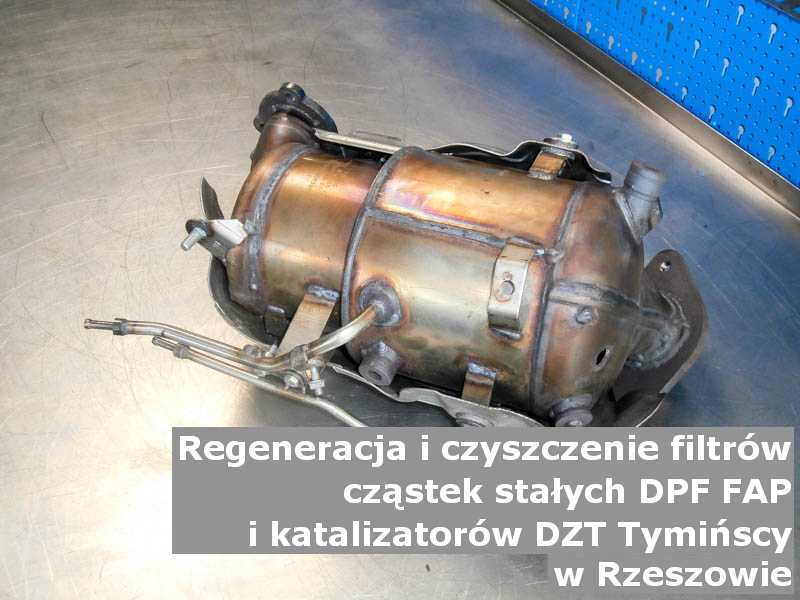 Zregenerowany katalizator SCR marki DZT Tymińscy, w pracowni regeneracji na stole, w Rzeszowie.