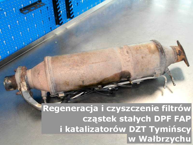 Oczyszczony filtr cząstek stałych marki DZT Tymińscy, na stole w pracowni regeneracji, w Wałbrzychu.