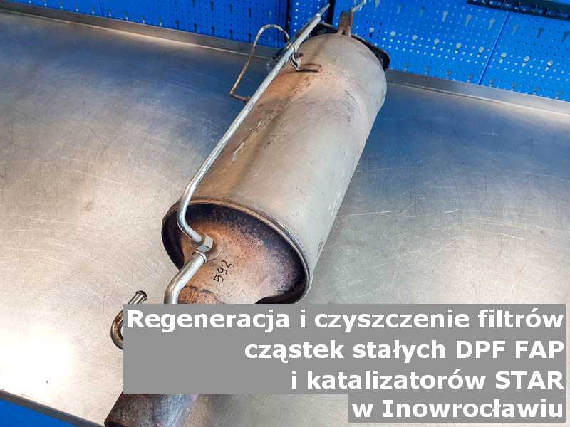 Wyczyszczony filtr cząstek stałych DPF/FAP marki Fabryka Samochodów Ciężarowych „Star”, na stole w pracowni regeneracji, w Inowrocławiu.