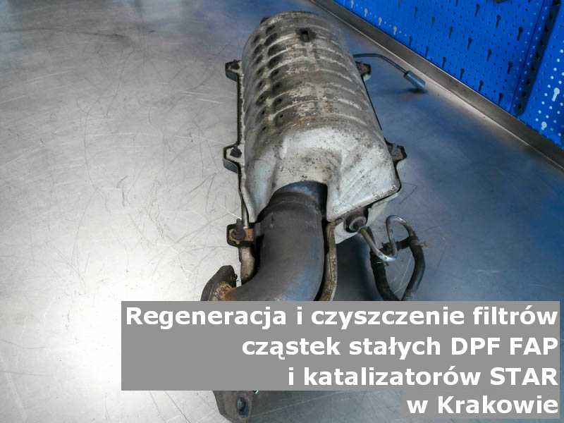 Wypłukany katalizator samochodowy marki Fabryka Samochodów Ciężarowych „Star”, na stole w pracowni regeneracji, w Krakowie.