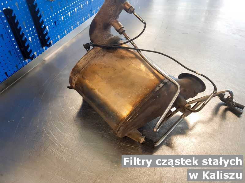 Filtr cząstek stałych przygotowywany w warsztacie samochodowym w Kaliszu.