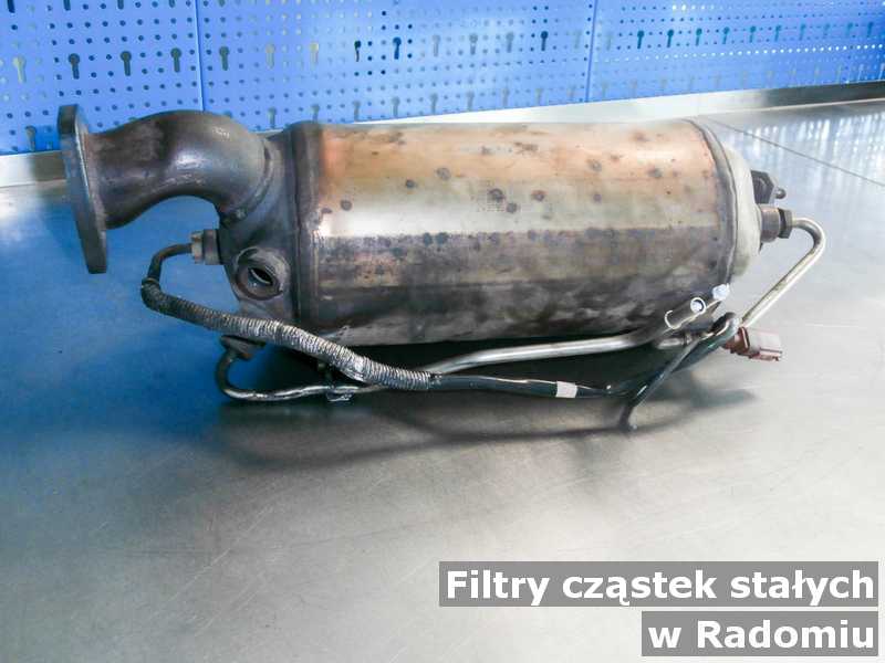 Filtr cząstek stałych wyczyszczony w warsztacie samochodowym w Radomiu.