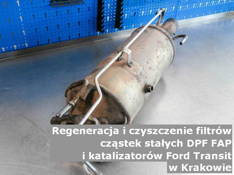 Wypłukany katalizator samochodowy marki Ford Transit, w pracowni regeneracji na stole, w Krakowie.