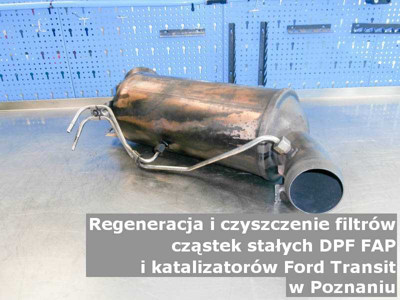 Wypłukany filtr cząstek stałych DPF marki Ford Transit, w pracowni regeneracji na stole, w Poznaniu.