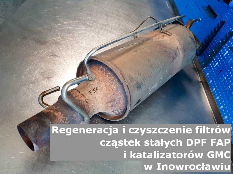 Wypalony filtr FAP marki GMC, w warsztatowym laboratorium, w Inowrocławiu.