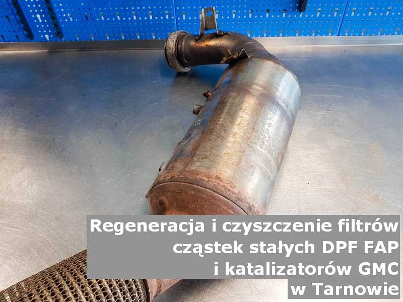 Regenerowany katalizator SCR marki GMC, na stole w pracowni regeneracji, w Tarnowie.