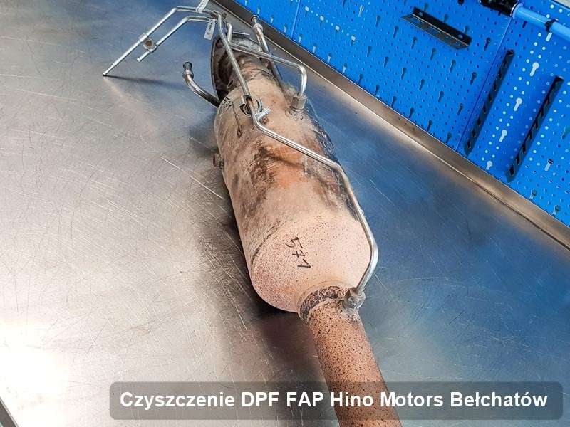 Filtr DPF do samochodu marki Hino Motors w Bełchatowie zregenerowany w dedykowanym urządzeniu, gotowy do zamontowania