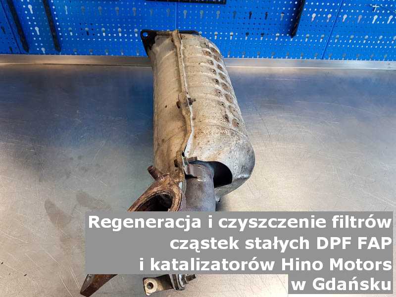 Myty filtr FAP marki Hino Motors, w pracowni laboratoryjnej, w Gdańsku.