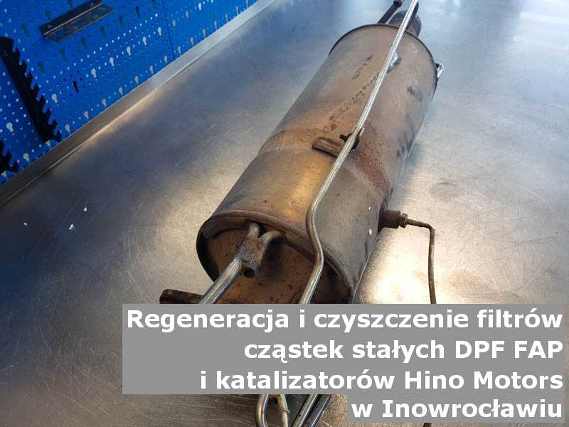 Regenerowany filtr cząstek stałych GPF marki Hino Motors, na stole, w Inowrocławiu.
