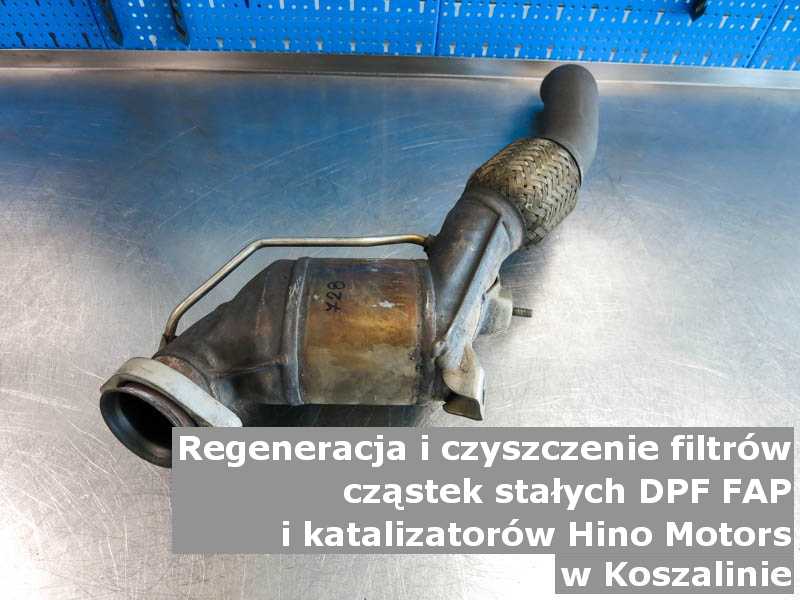 Zregenerowany filtr marki Hino Motors, na stole w pracowni regeneracji, w Koszalinie.