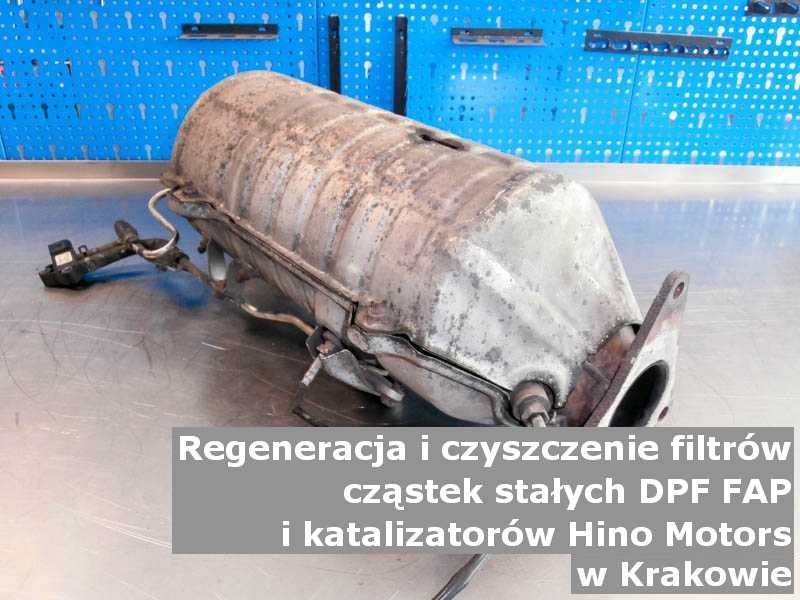 Zregenerowany filtr FAP marki Hino Motors, na stole w pracowni regeneracji, w Krakowie.