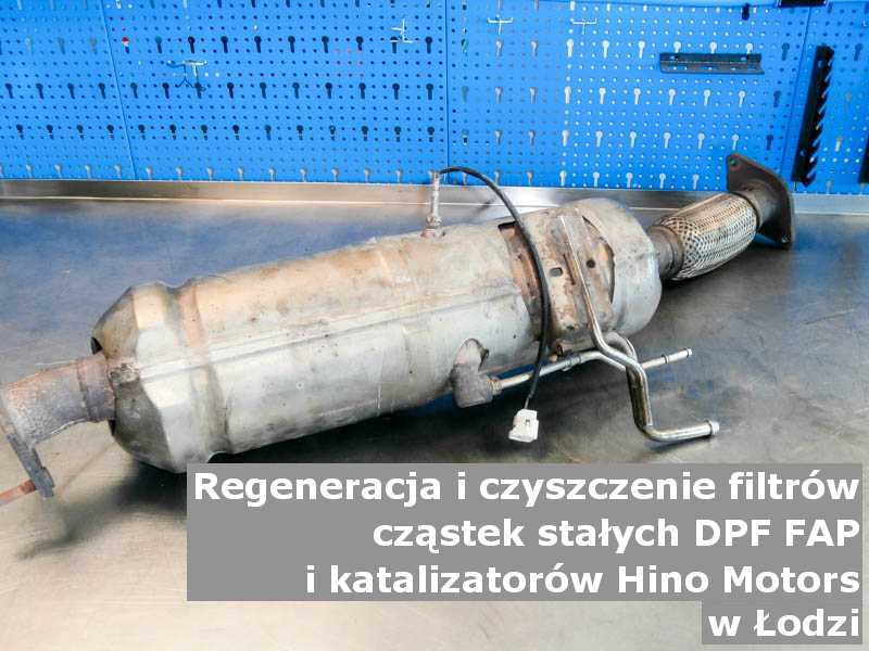 Myty filtr cząstek stałych DPF/FAP marki Hino Motors, na stole w pracowni regeneracji, w Łodzi.