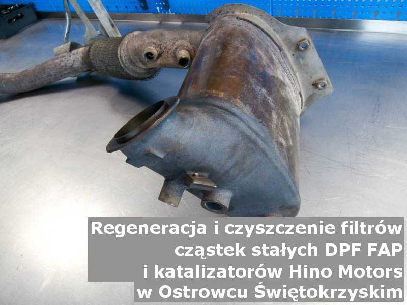 Zregenerowany filtr DPF marki Hino Motors, na stole w pracowni regeneracji, w Ostrowcu Świętokrzyskim.