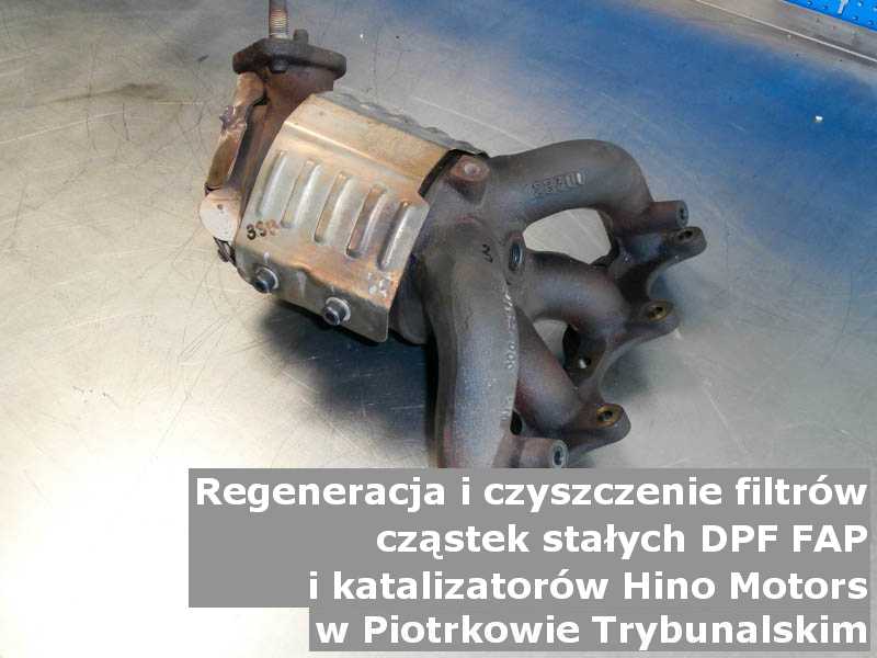 Płukany filtr cząstek stałych FAP marki Hino Motors, w warsztacie na stole, w Piotrkowie Trybunalskim.