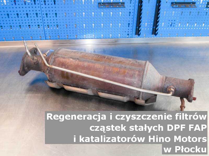 Wypalony z sadzy filtr cząstek stałych DPF marki Hino Motors, na stole w pracowni regeneracji, w Płocku.