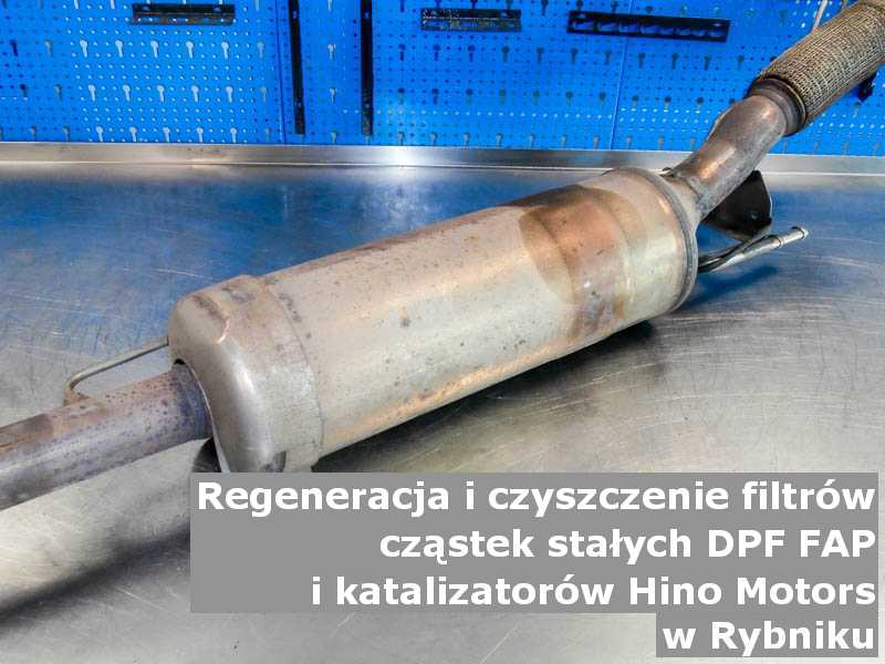 Wypalony filtr FAP marki Hino Motors, na stole w pracowni regeneracji, w Rybniku.